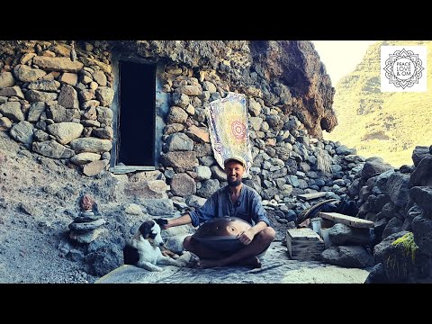 Boris vive en cuevas en La Gomera desde hace 5 años