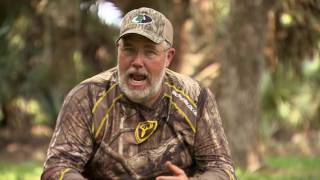 Hunting Coyotes With Decoy Dogs