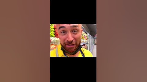 một người đàn ông và một chàng trai mặc áo vàng chọn đồ ăn