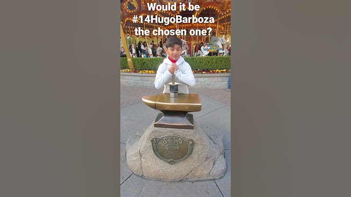 #14HugoBarboza intentando sacar la Espada encantada de la piedra en Disney!