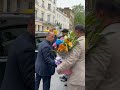 Fan gives flowers to nawaz sharif in london