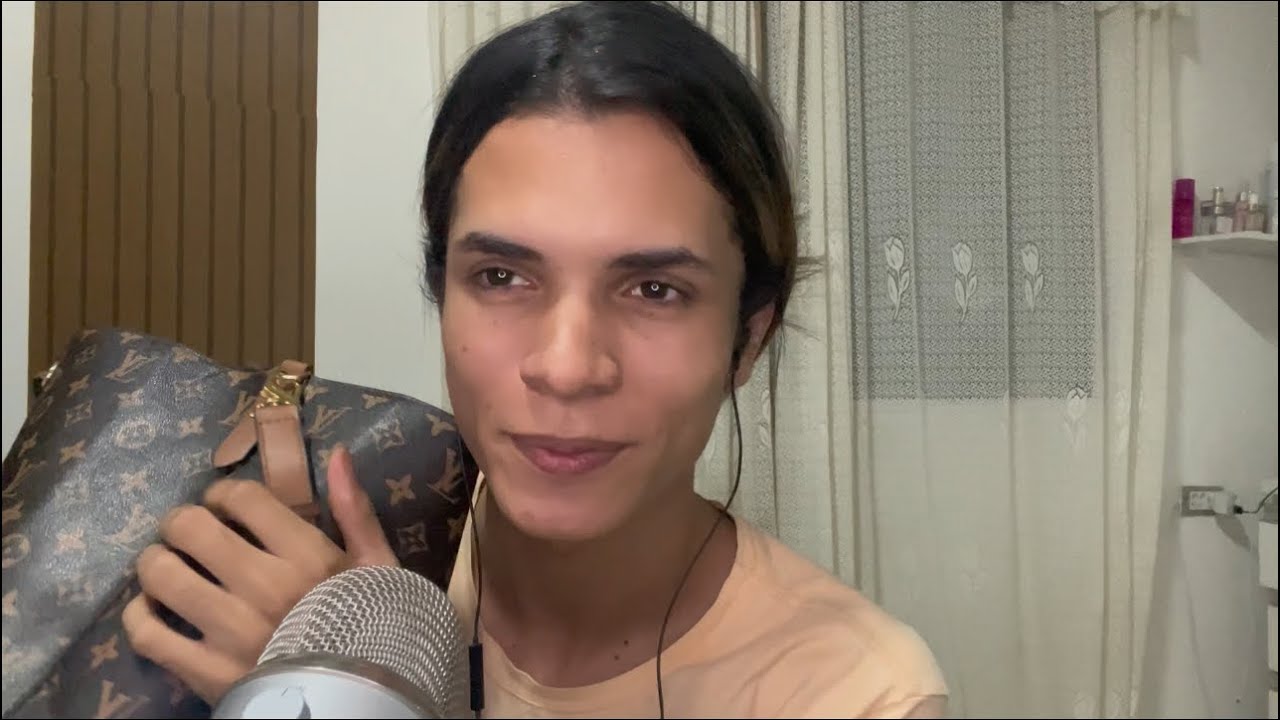 ASMR MOSTRANDO TUDO QUE TEM DENTRO DA MINHA BOLSA
