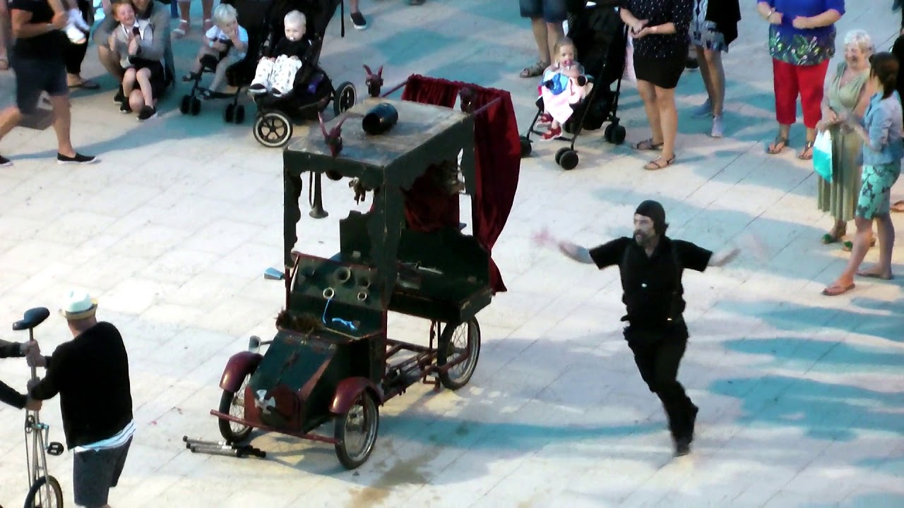 Cala Bona street entertainer 2