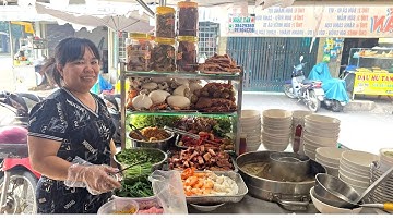 Trùm bún mắm Sài Gòn thả đầu cá lóc đồng vào nồi nước lèo đang sôi cùng cà tím dài ngọt