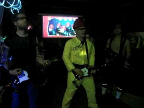 03a T40 - DEVO (die, wo hier Musik machen) - 40 (Be stiff) (inni angle).MOV
