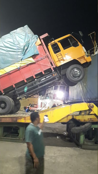 Download lagu Kejadian Truk Jumping di Ramp Door Kapal