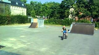 Bambini che fanno i matti al BMX-PARK di Darmstadt