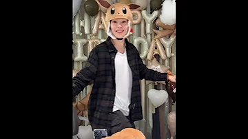 Caught Innie Dancing Hallucination In His Birthday Live Straykids Jeongin Shorts 