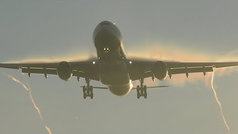 Early morning Contrails & wake vortices at London Heathrow Airport