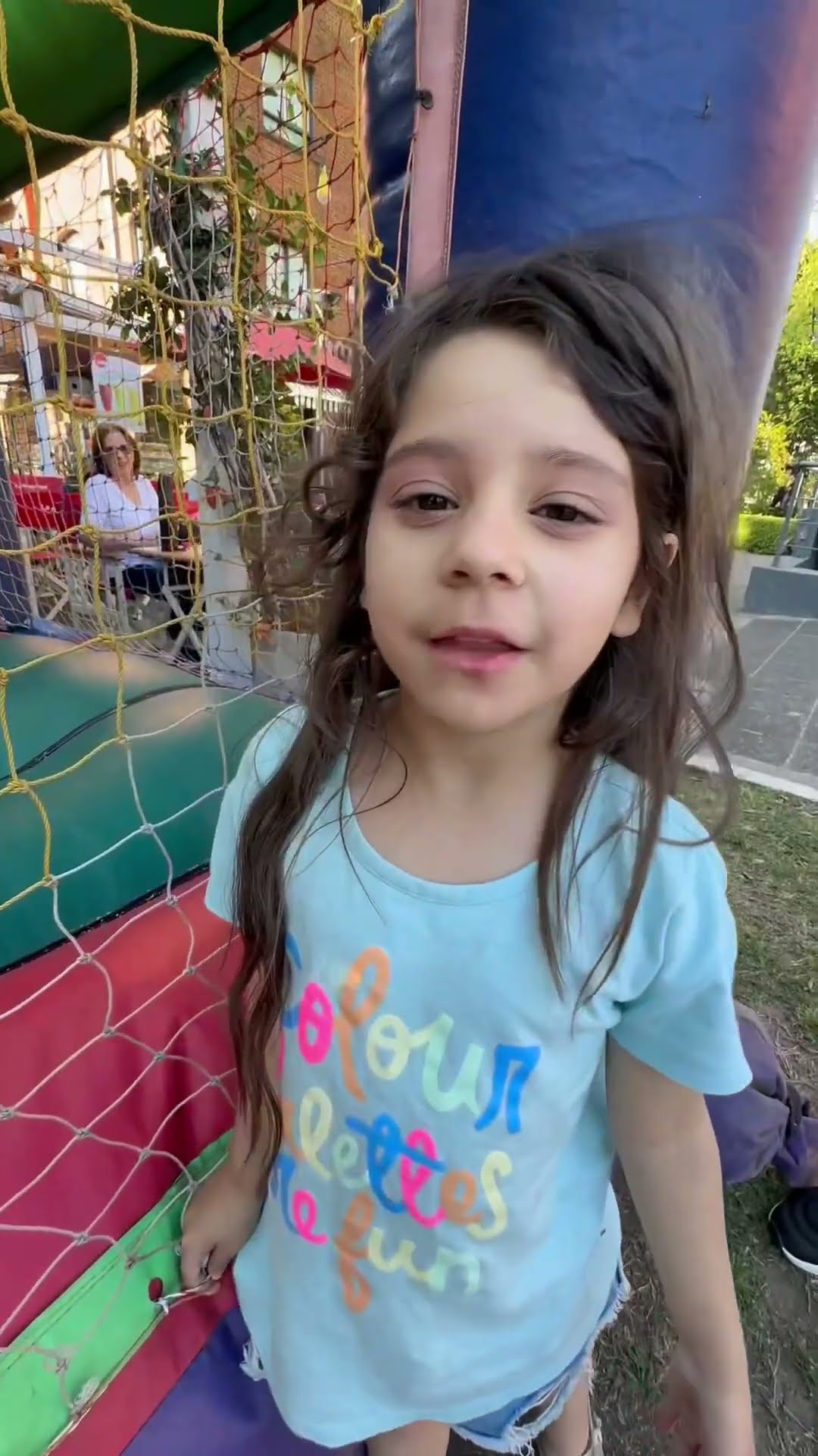 ¡Si acaricias lo que hay adentro de la caja se lo queda tu papá! ?
