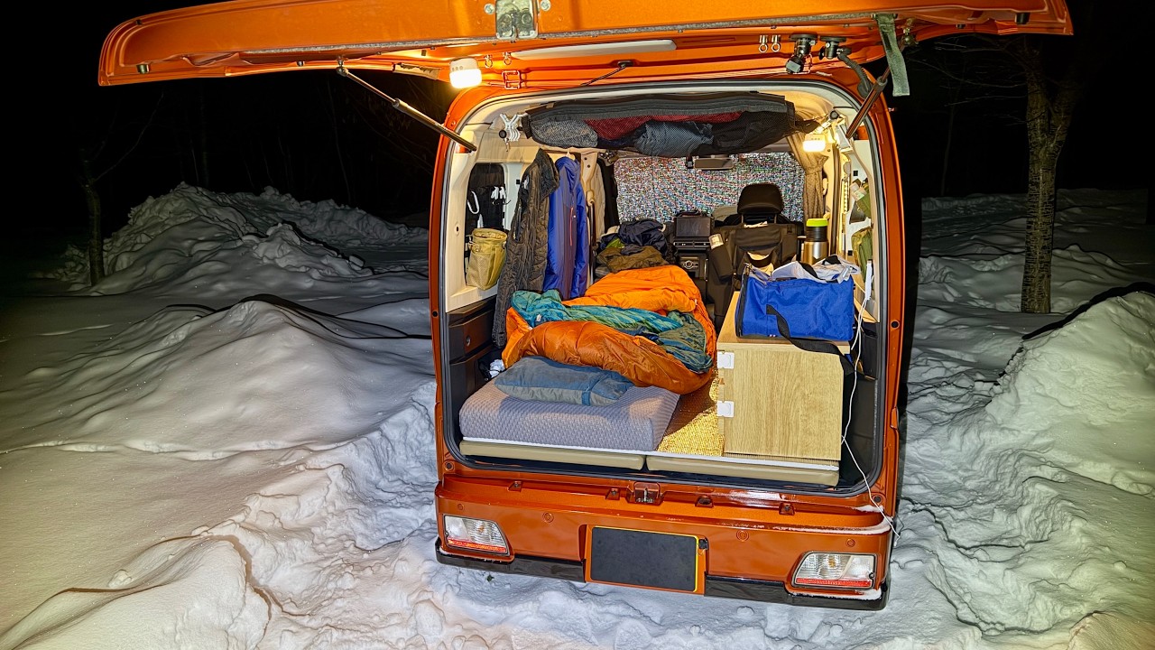 Автокемпинг в холодном снегу на мини-автомобиле