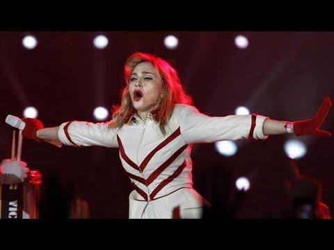 วีดีโอ: คอนเสิร์ตของมาดอนน่าในเซนต์ปีเตอร์สเบิร์กเป็นอย่างไร?