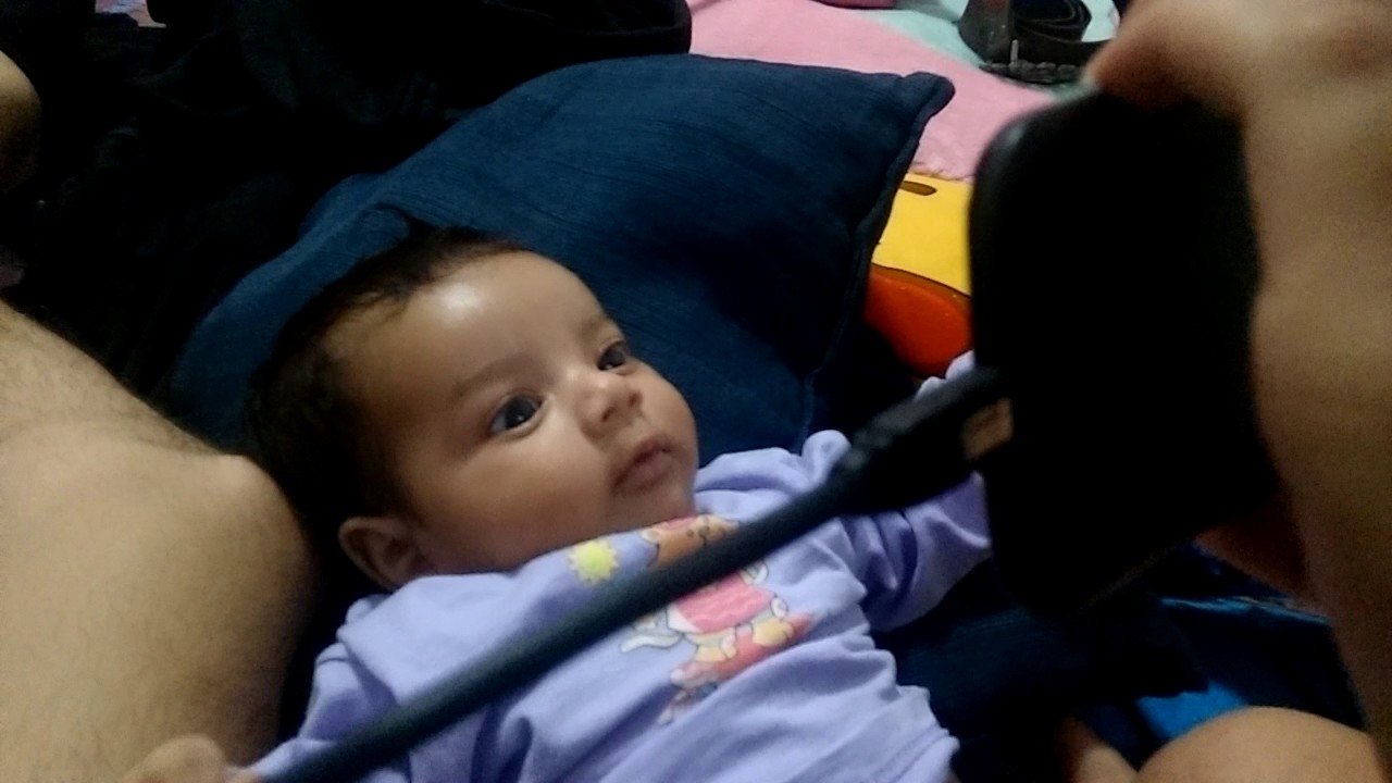 ANINHA ASSISTINDO GALINHA PINTADINHA