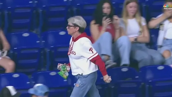 Heated argument over Home run Marlins ball at Loan Depot Park ends with a happy surprise