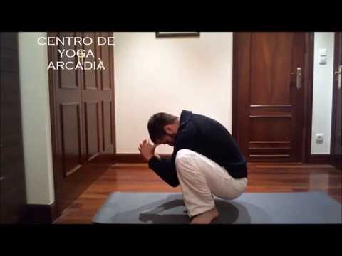 Video: Cómo hacer la postura de la rana en yoga: 6 pasos (con imágenes)