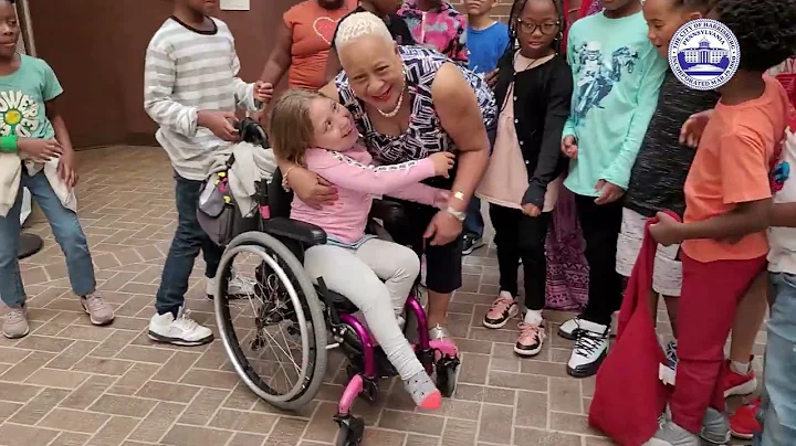 Heartwarming Moment! Mayor Williams surprises clas...