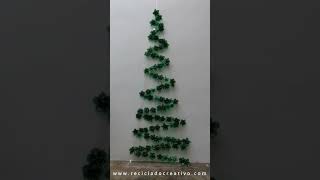 Árbol de Navidad reciclando bases de botellas y tapones de plástico