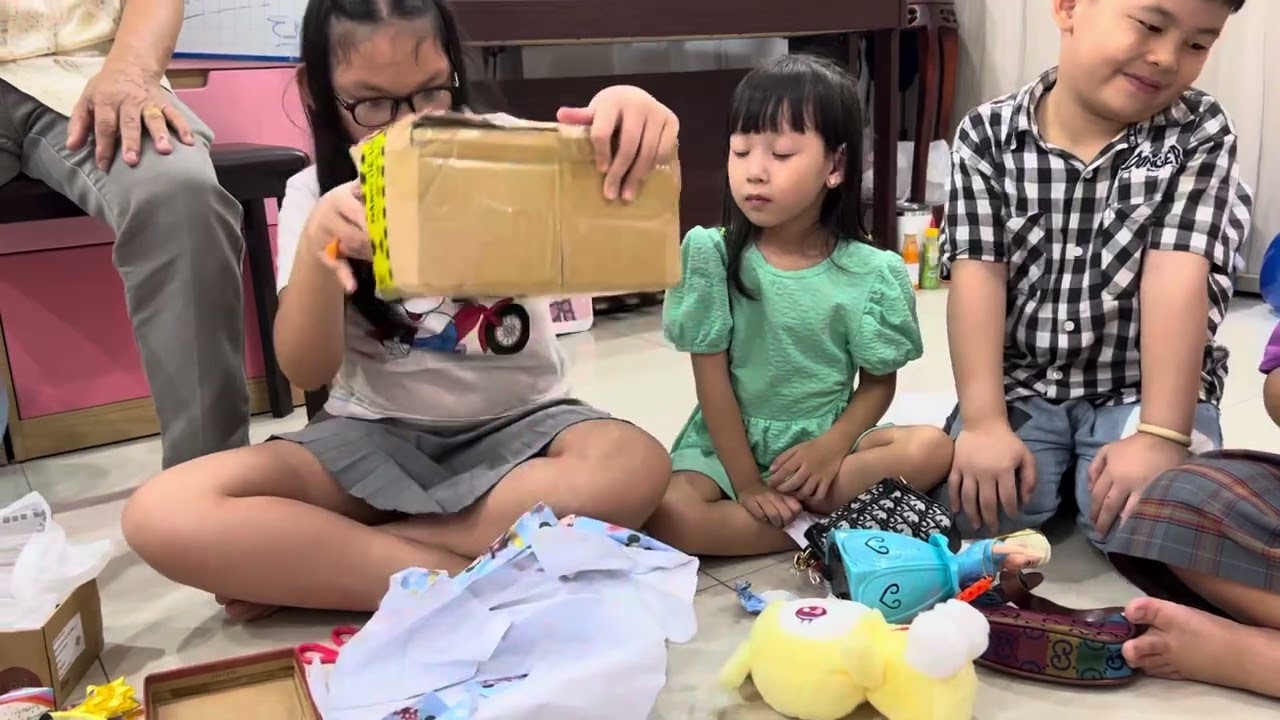 Mon mở quà Sinh Nhật