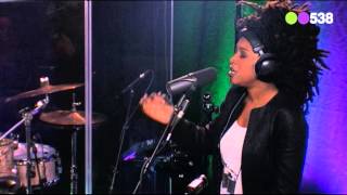 Video voorbeeld van "Leona - Beneath Your Beautiful (Live bij Frank en Vrijdagshow)"