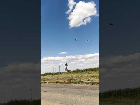 🇷🇺🇺🇦 Video of the joint flight of the MiG-29 fighter & heavy UAV S-70 "Hunter" as part of the tests.