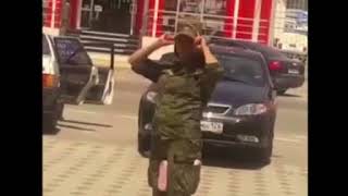 Странным поведением девушки в военной форме возмущены ставропольцы