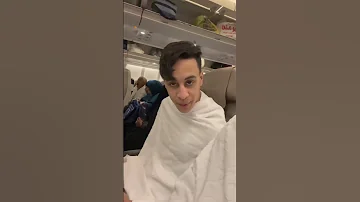 امكامل بيلعب جيمز في الطيارة 