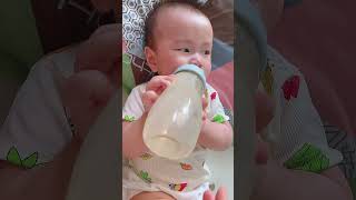 Baby Minh holds the milk bottle and drinks it so cutely #shorts