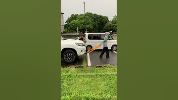 車が故障して困っていると最強の男が現る Shorts 