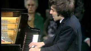 Video thumbnail of "Ashkenazy plays Beethoven Piano Concerto No. 3 2/3"