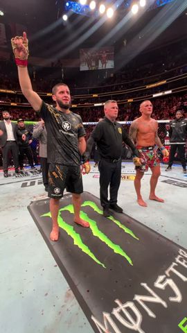 AND STILLLLLL!!! Islam Makhachev defeats Dustin Poirier in the fifth round 🤯 #UFC302