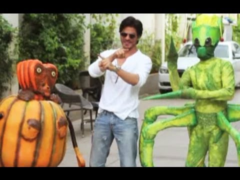 aliens-from-joker-meet-srk-at-mannat