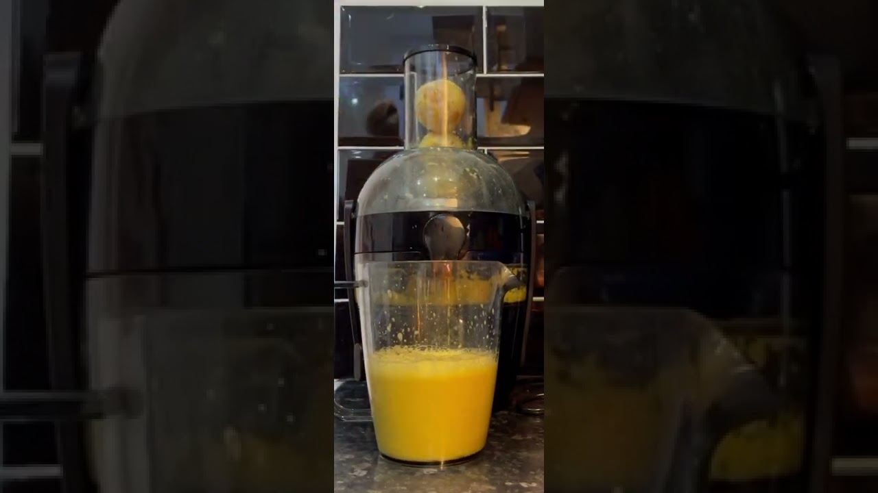 Using my Philips Viva Collection Juicer HR1855/70 - YouTube