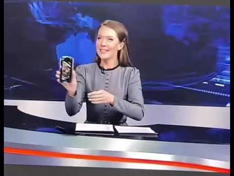 😂 «АХАХАХ, СМОТРИ!»: ведущая ВГТРК настолько залипла в телефон, что забыла про прямой эфир на ТВ.