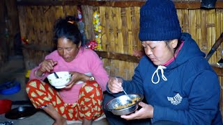 jungle family having food in the shed @junglefamilycooking