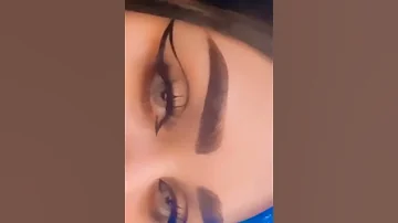 تتمايل مثل الناگة 