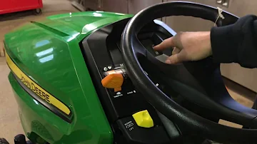 Kolik benzínu pojme traktor John Deere x350?