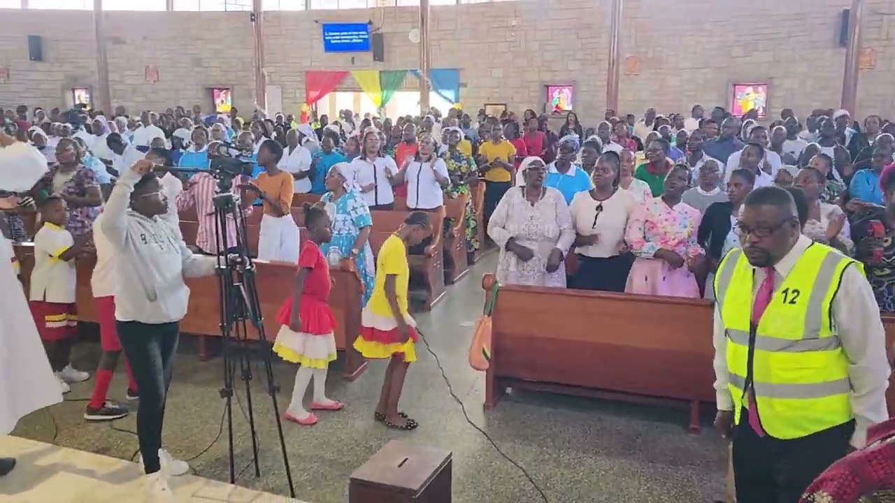 Moyo wangu wamtukuza bwana live performance