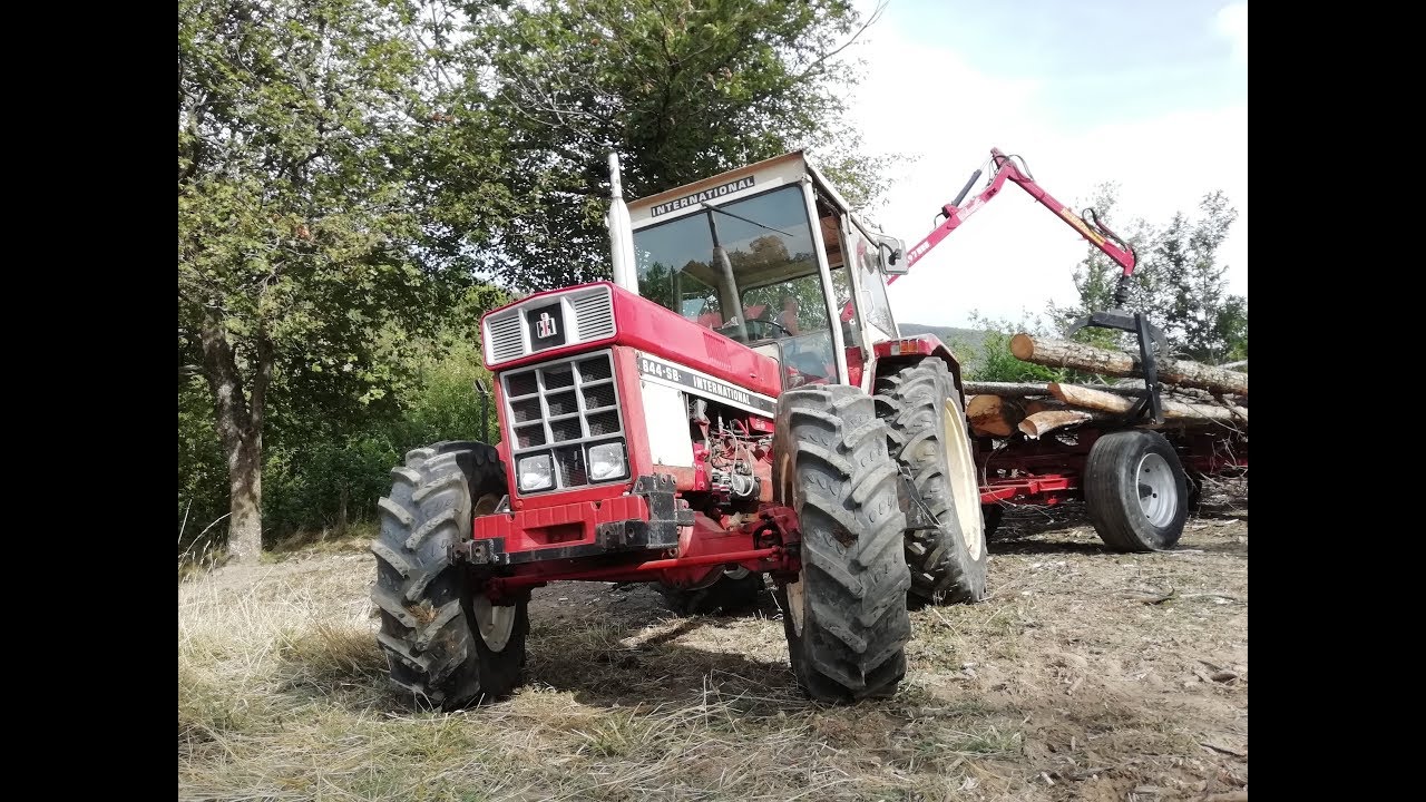 Sounds IH 844 SB au transport de bois
