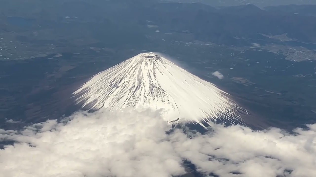 2025年5月 飛行機から見た「富士山」 (JAL 成田発名古屋行き) - YouTube