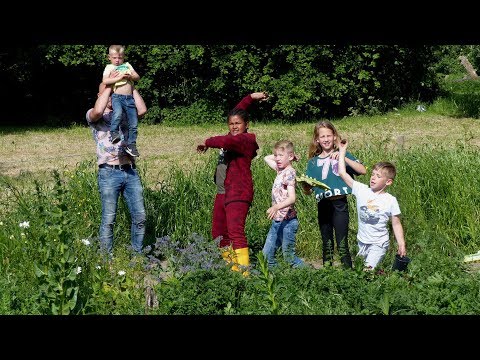 Moestuin kinderen Bewonersgroep Waterland gooien zaadbollen / Spijkenisse 2019