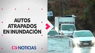 UNO QUEDÓ FLOTANDO: Captan en vivo a autos que quedaron atrapados por lluvia en Camino Lonquén