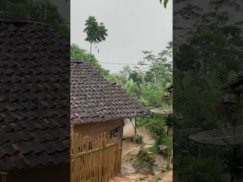 Rumah Panggung Tahan Gempa di Garut Jawa Barat