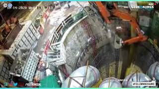Excavator disappears into construction pit after crane cable snaps. ⚠️ (Part II)