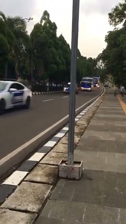 pengawalan ketat bus persib jelang lawan arema fc tadi sore. di pakansari bogor