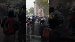 24 octobre: la police déploie un canon à eau à l'arrivée de la manifestation à Paris