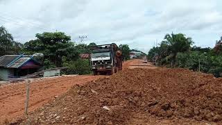 Ketangguhan mobil logging melintasi jalan berlumpur kab. Lamandau Kalimantan tengah