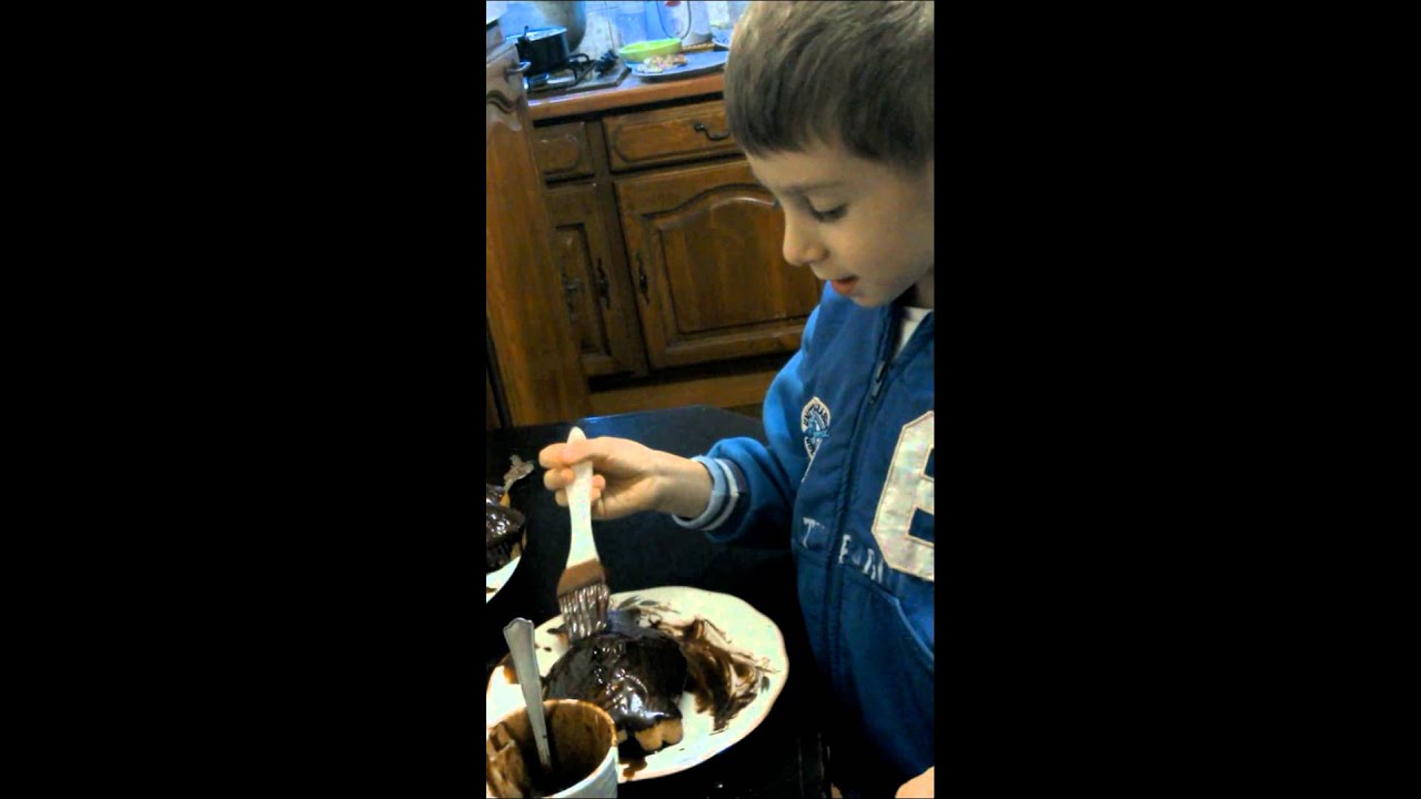 Copiii la bucatarie. Lucram si cintam :)