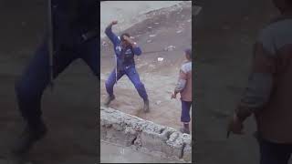 Un policier congolais qui se prend pour Jackie chan 😁😁😂