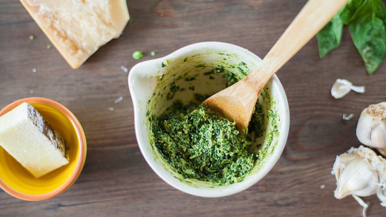 Receta de salsa pesto casera (pesto de albahaca o pesto alla genovese)