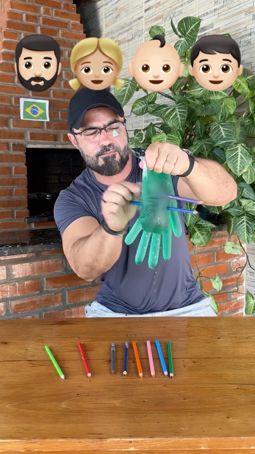 Quem vai colocar todos os lápis na luva sem furar?!? #shorts #challenge